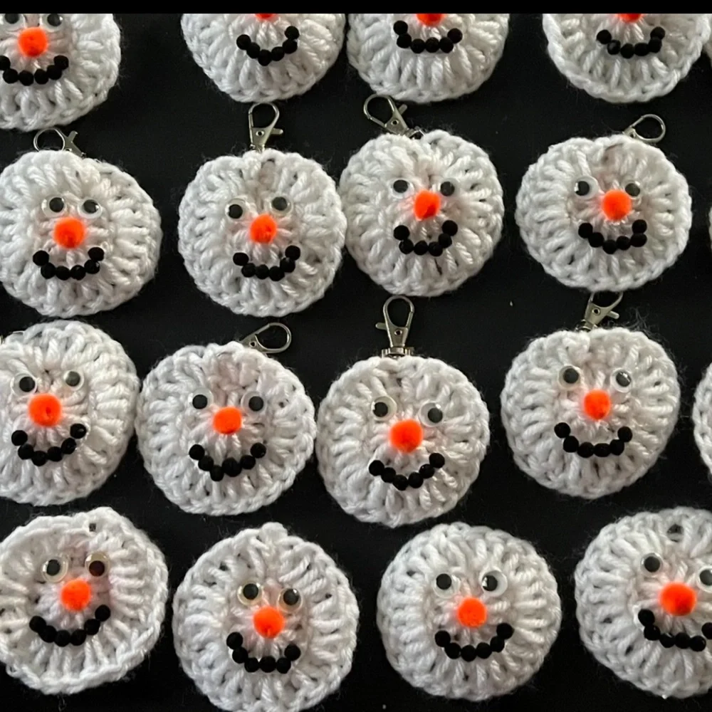 New 10 PC Set Christmas Holiday Winter Snowman Pin Clasp Bookbag Keychain Charm